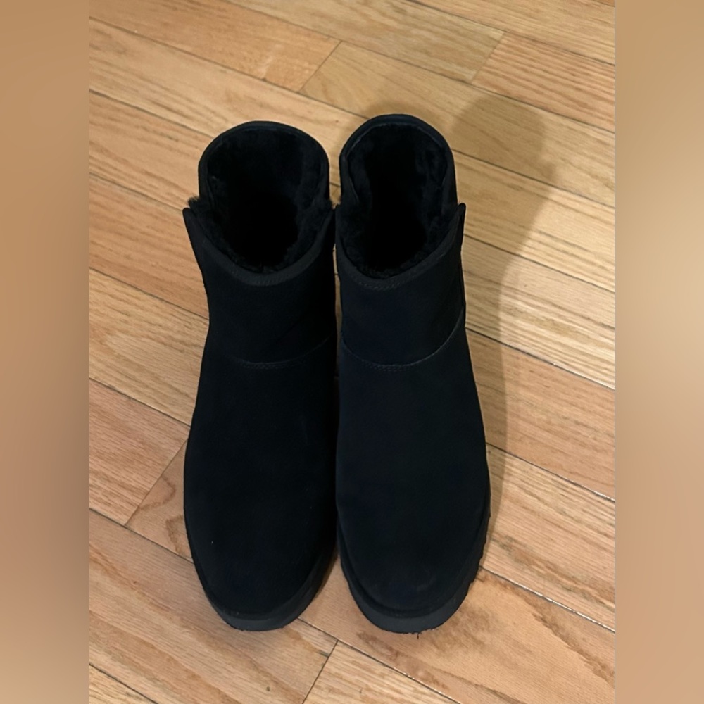 UGG Black Classic Mini ll Boots, Size 9. Fast Shipping! Non smoking home.